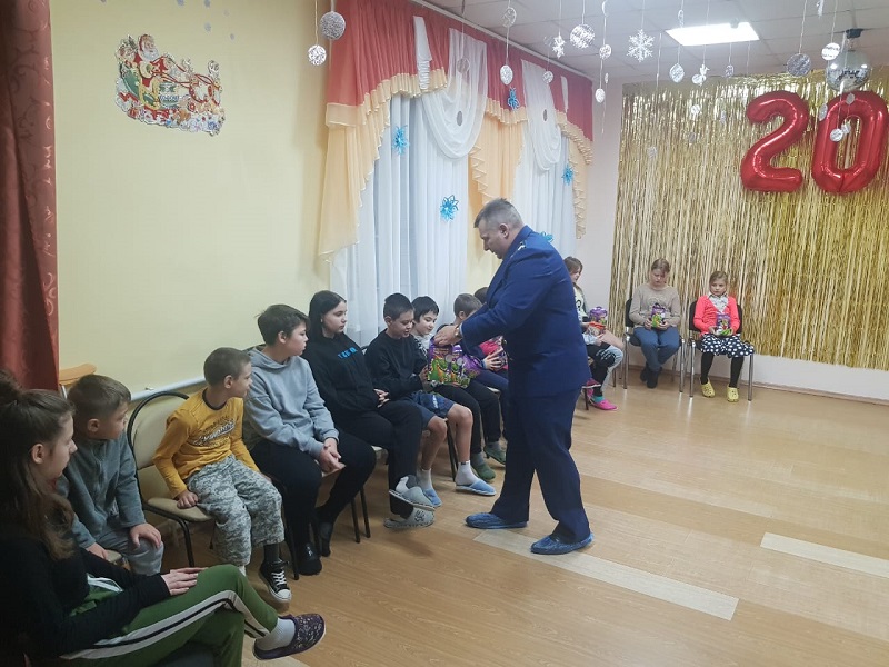 Коллектив Новгородской транспортной прокуратуры поздравил детей с наступающими новогодними праздниками.