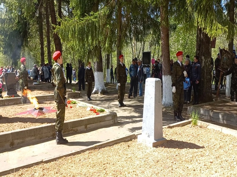 Обучающиеся школы приняли участие в торжественном мероприятии, посвященном Дню Победы 9 мая на воинском захоронении Самбатово.