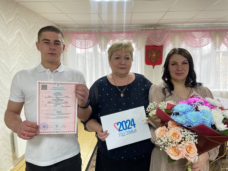 В отделе ЗАГС Поддорского района прошла торжественная регистрация брака Арсентьевых Кирилла и Кристины.