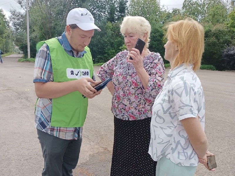 Волонтеры продолжают оказывать помощь жителям села в голосовании за выбор символа Новгородской области.