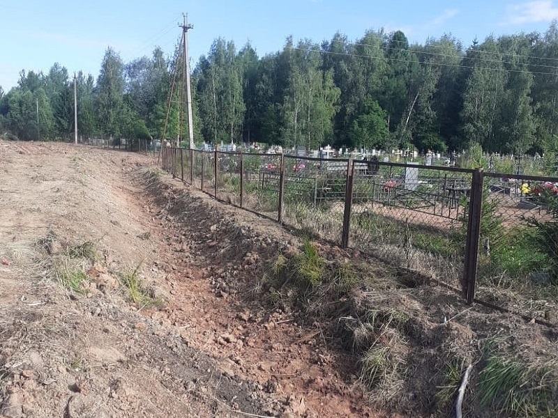 Проведены работы по расчистке территории вокруг гражданского кладбища с . Поддорье.