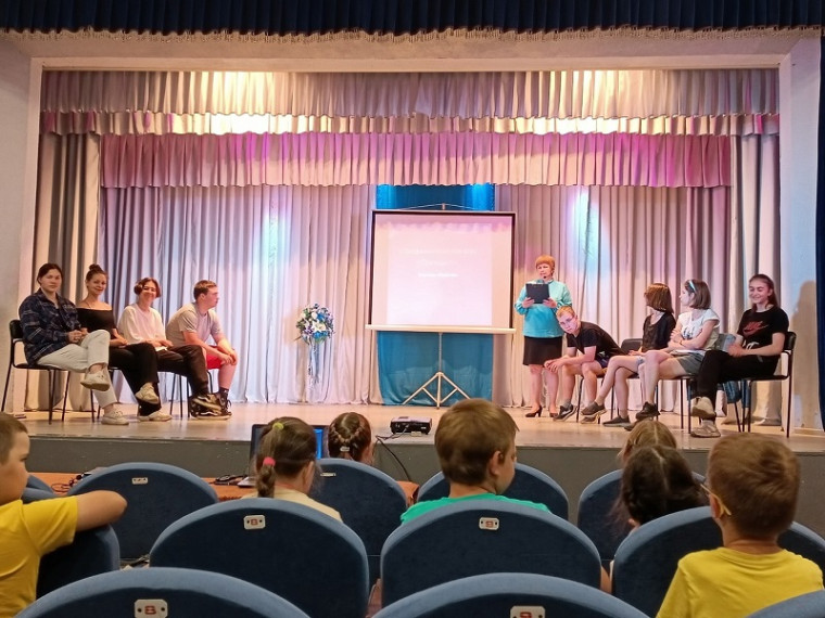Сегодня в зале МАУ "Районный Дом культуры" прошла молодежная профилактическая игра "ПРОкодил".