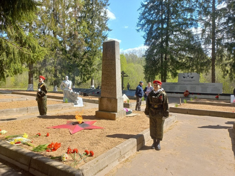 Обучающиеся школы приняли участие в торжественном мероприятии, посвященном Дню Победы 9 мая на воинском захоронении Самбатово.