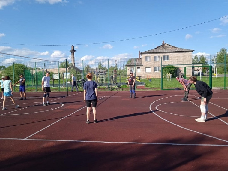 В рамках недели, посвященной Дню семьи, любви и верности, 05 июля на спортивной площадке села прошли районные соревнования по волейболу среди семейных команд..
