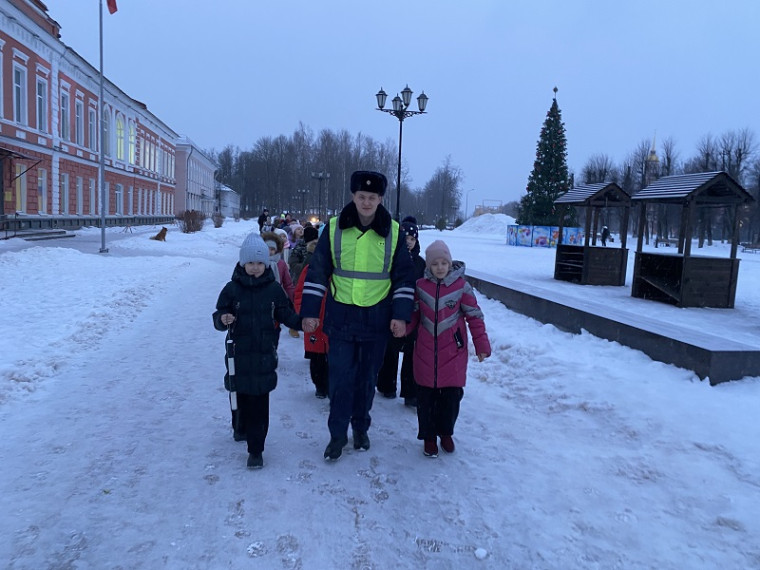Старорусские школьники прошли безопасным маршрутом в школу.