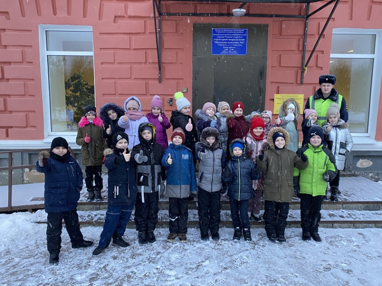 Старорусские школьники прошли безопасным маршрутом в школу.