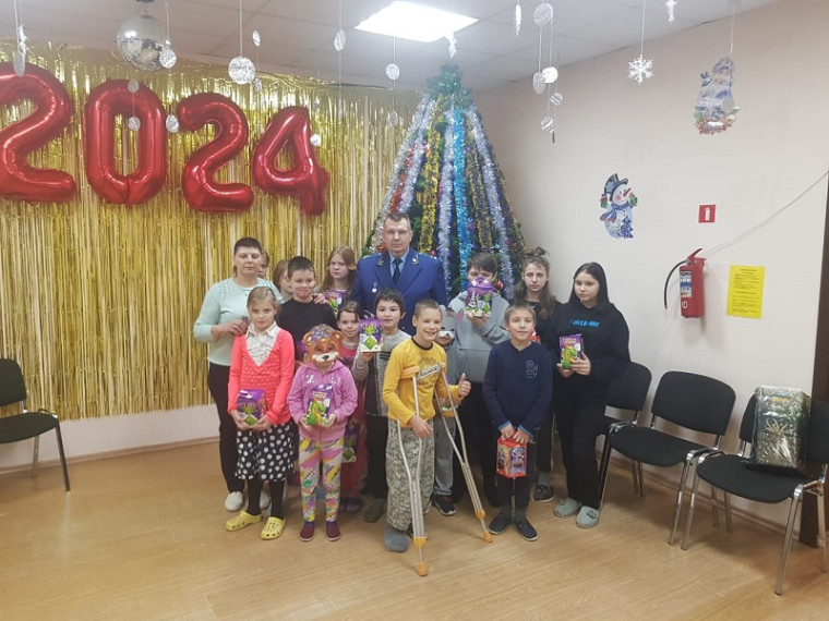 Коллектив Новгородской транспортной прокуратуры поздравил детей с наступающими новогодними праздниками.