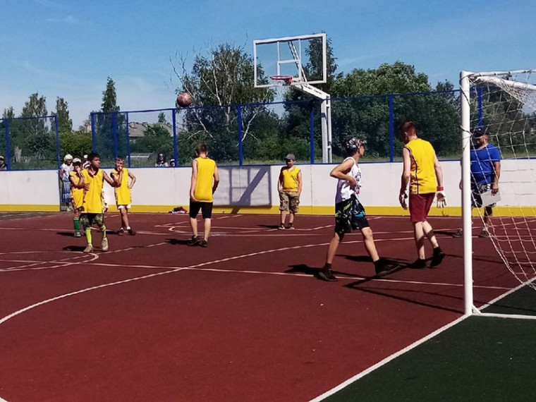 Праздник села начался с соревнований по мини-футболу. в которых достойно состязались три команды.