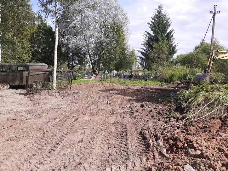 Жителями села Поддорье на гражданском кладбище с. Поддорье были проведены субботники.